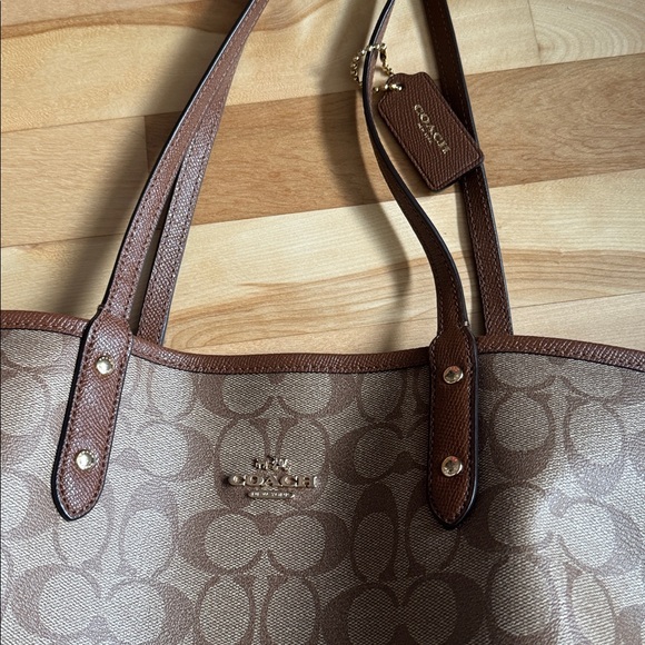 Coach F36658 Signature Reversible City Tote Gold/Khaki/Saddle NWOT gorgeous - Picture 2 of 6